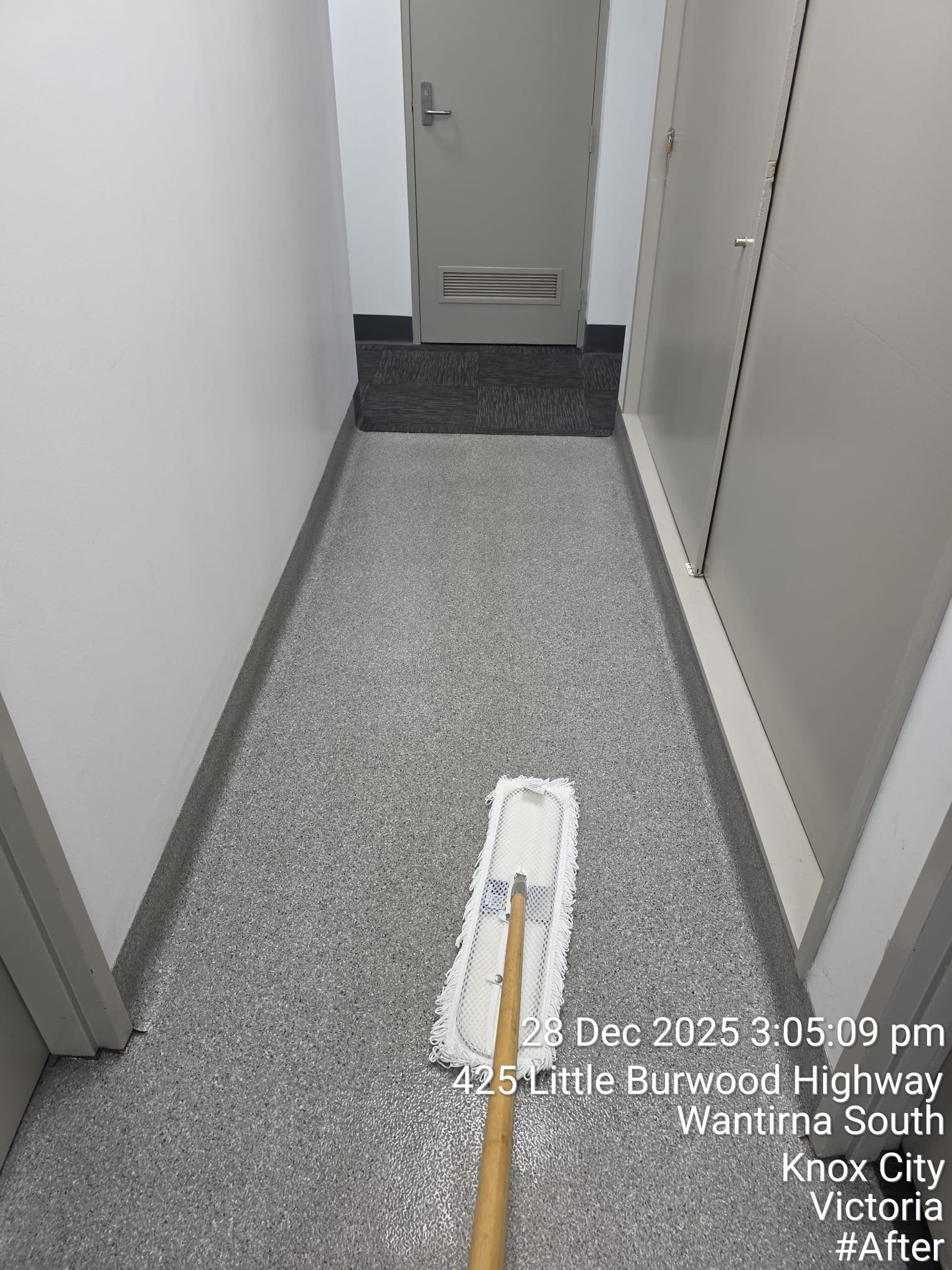 Shiny sealed vinyl floor after restoration